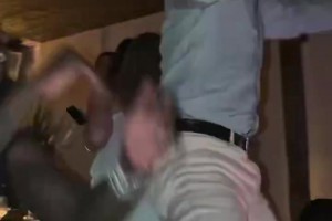 JR在骑士夺冠10年聚会上骚气舞动，身后还两位性感女郎🙈